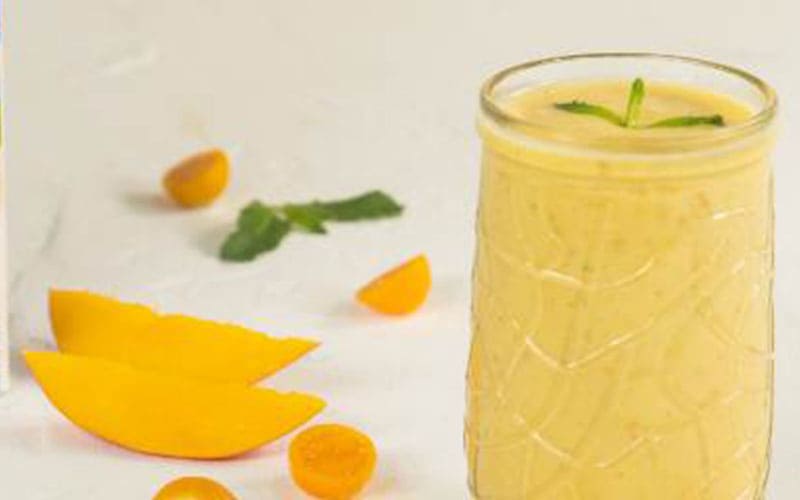 smoothie amarillo de uchuva , mango y yerbabuena